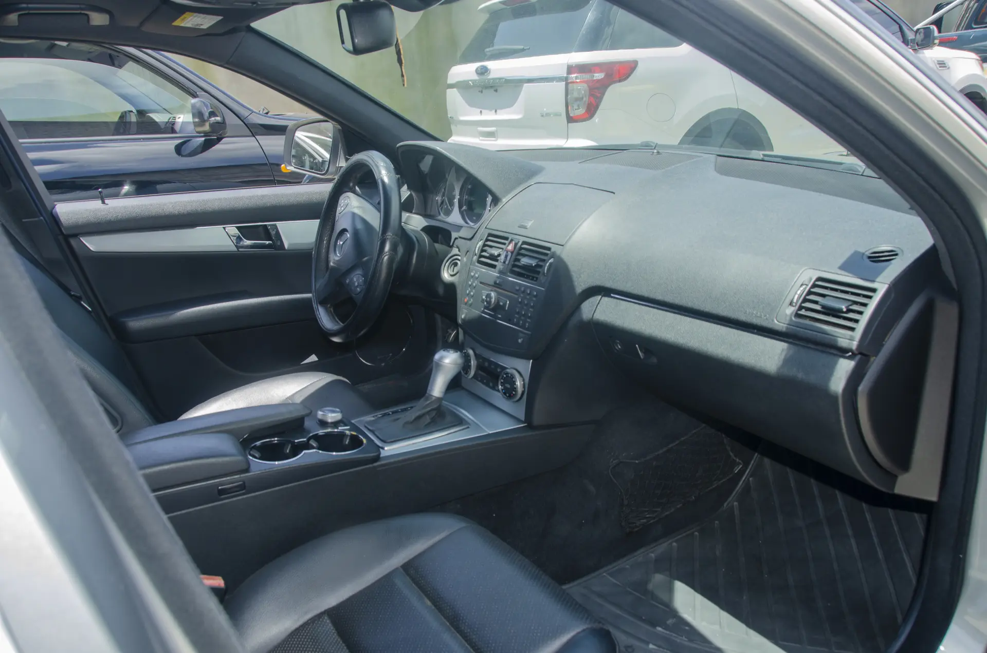 Mercedes-Benz C300 4MATIC (GREY) — Photo 8