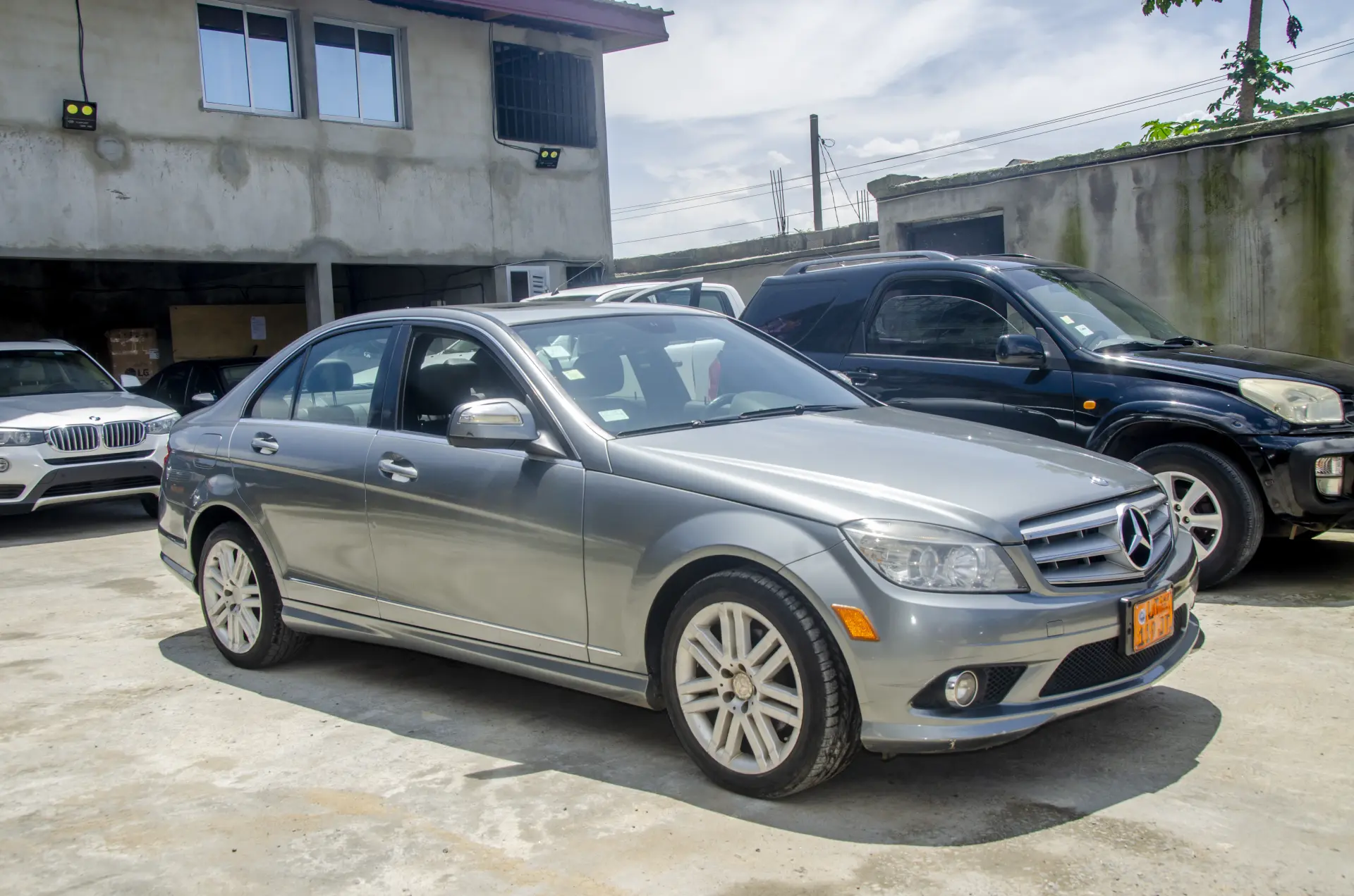 Mercedes-Benz C300 4MATIC (GREY) — Photo 2