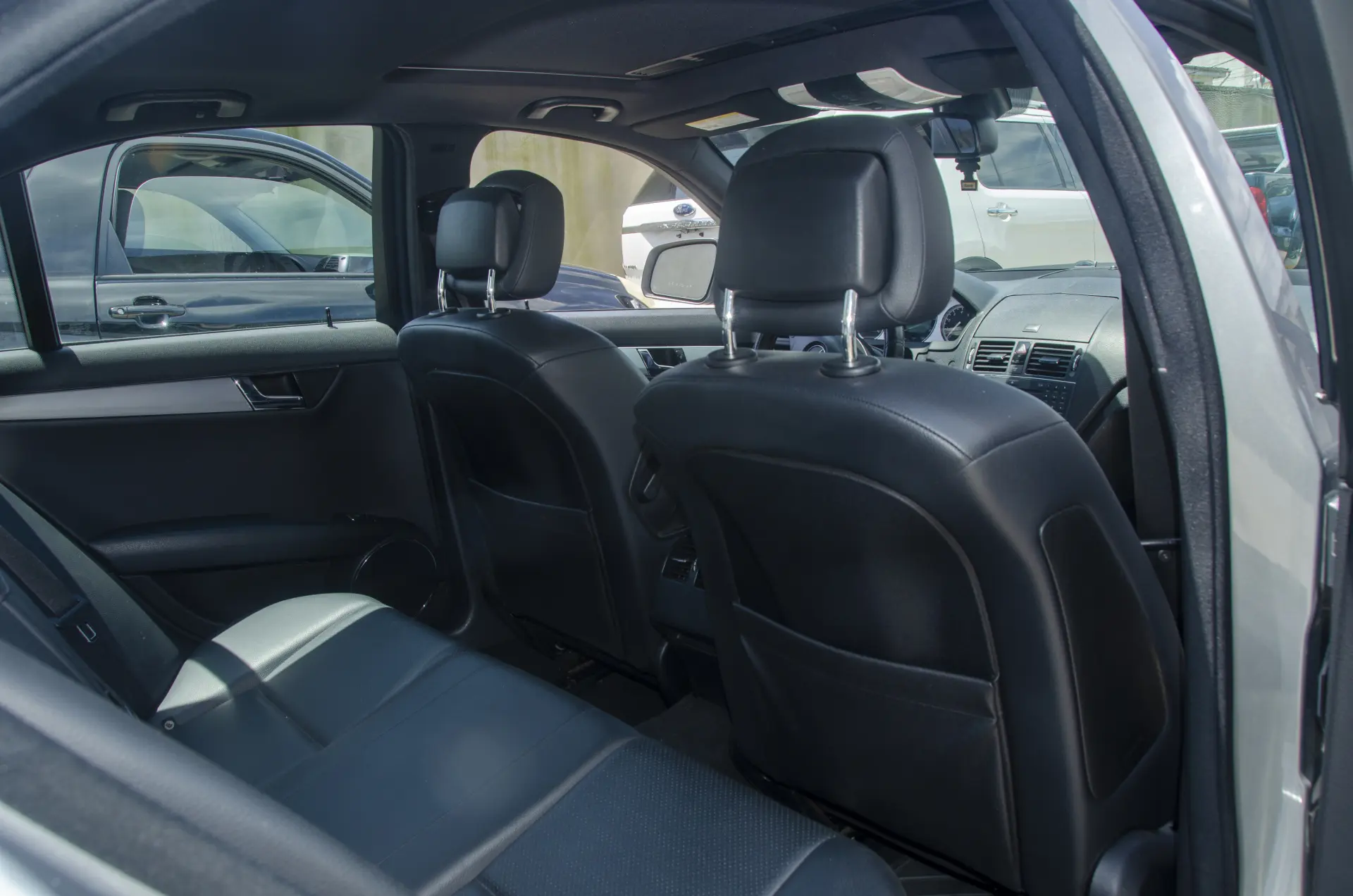 Mercedes-Benz C300 4MATIC (GREY) — Photo 9