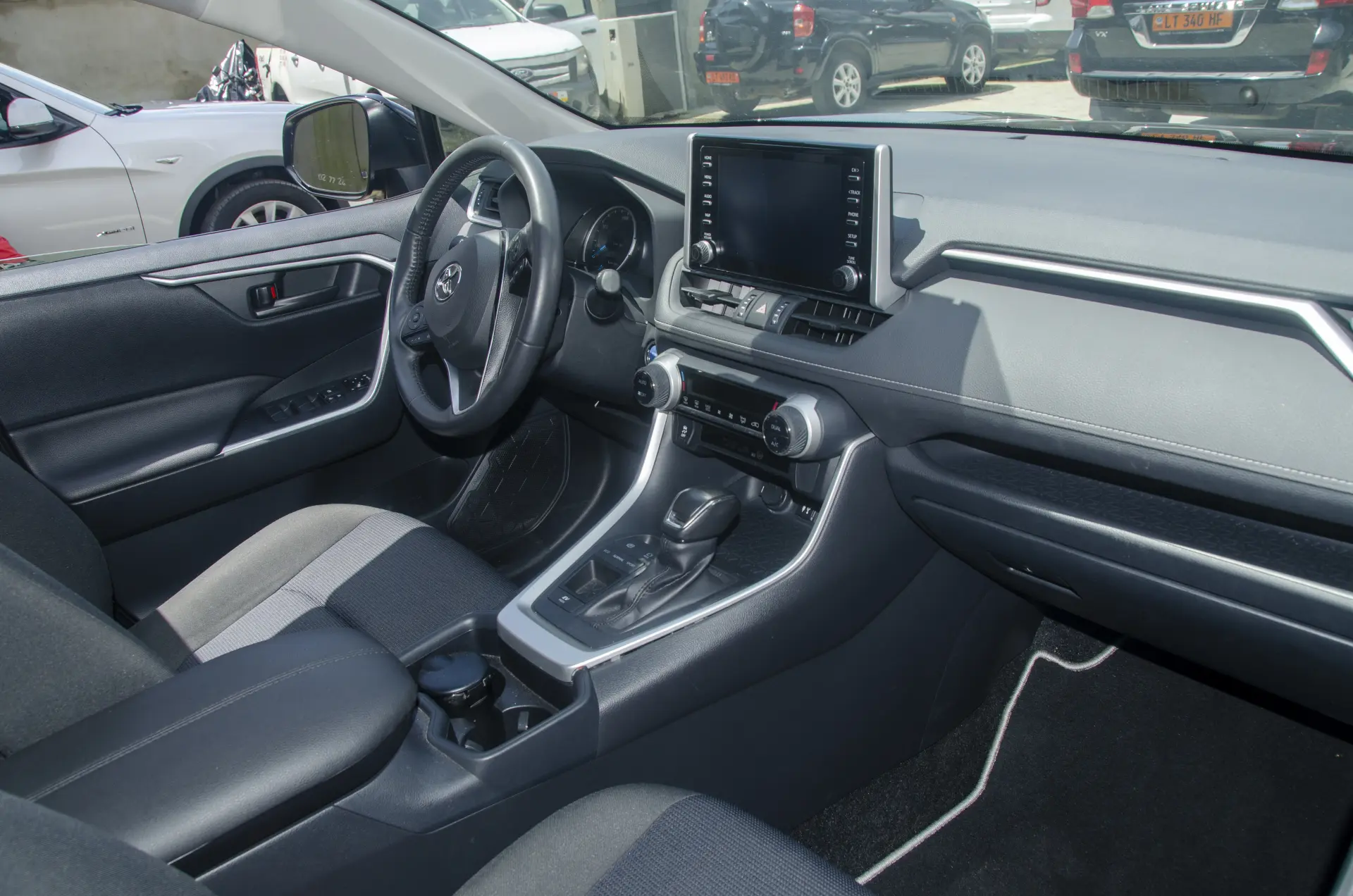 Toyota RAV4 Hybrid — Photo 8