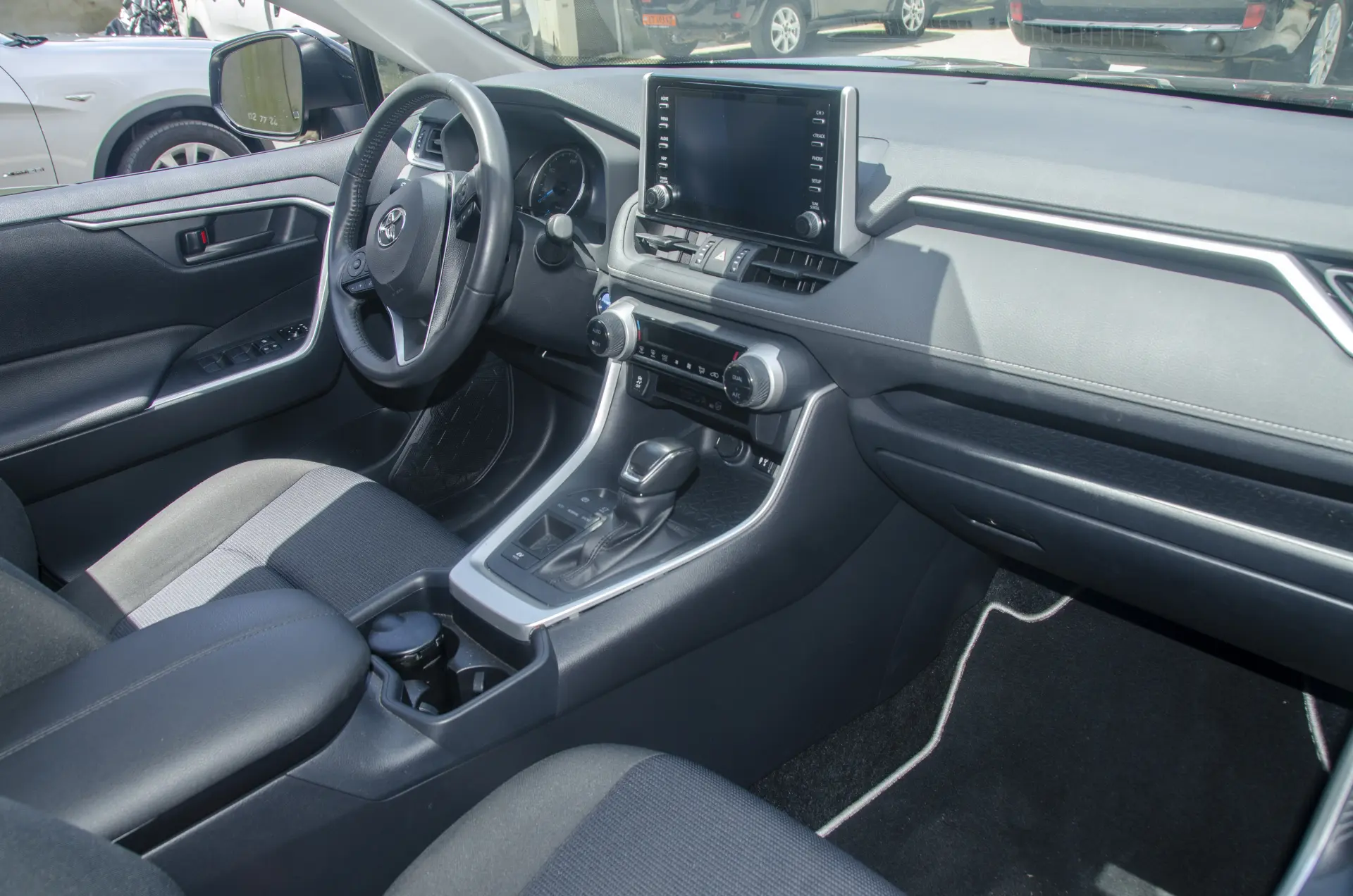 Toyota RAV4 Hybrid — Photo 7