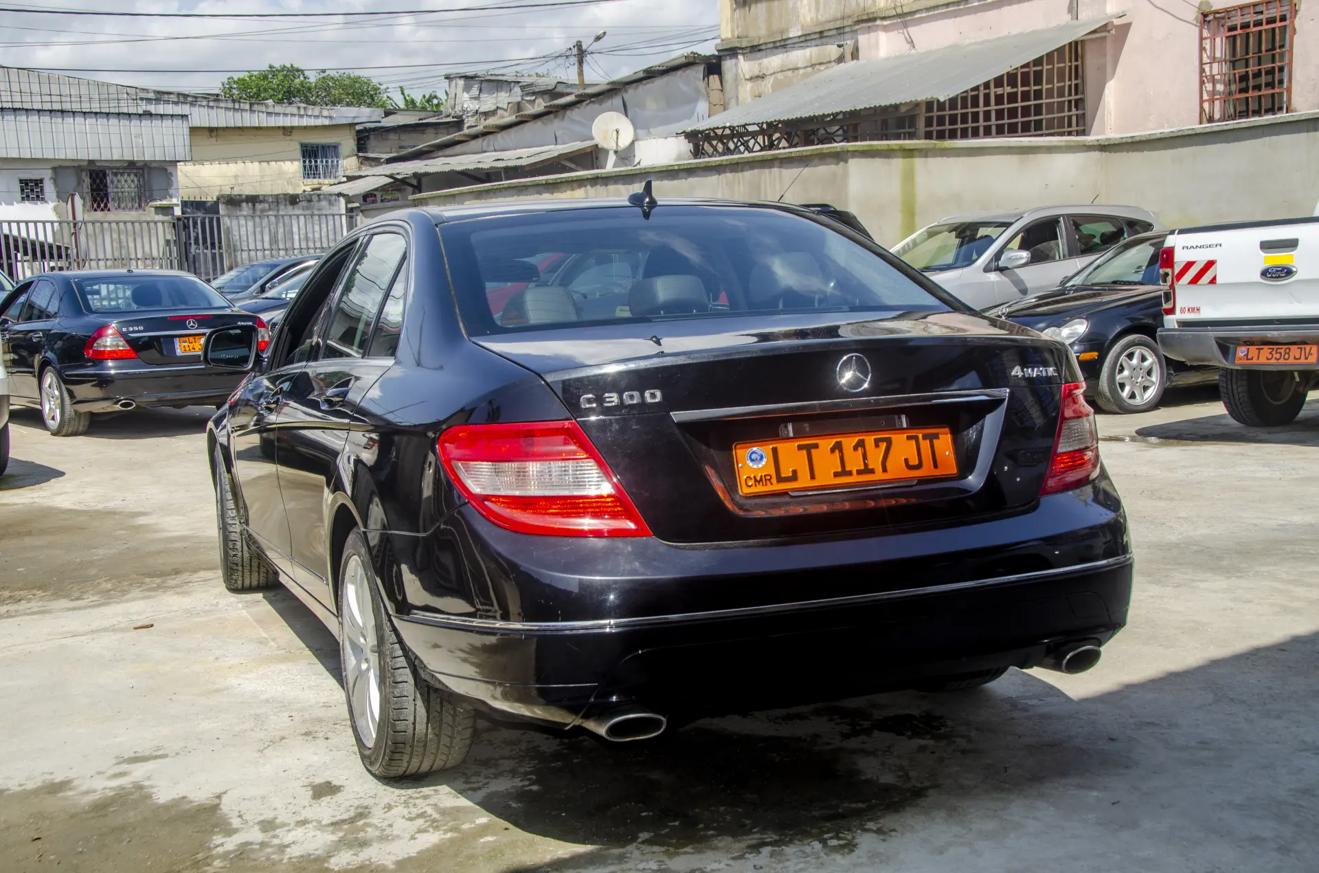 Mercedes-Benz C300 4MATIC (BLACK) — Photo 2