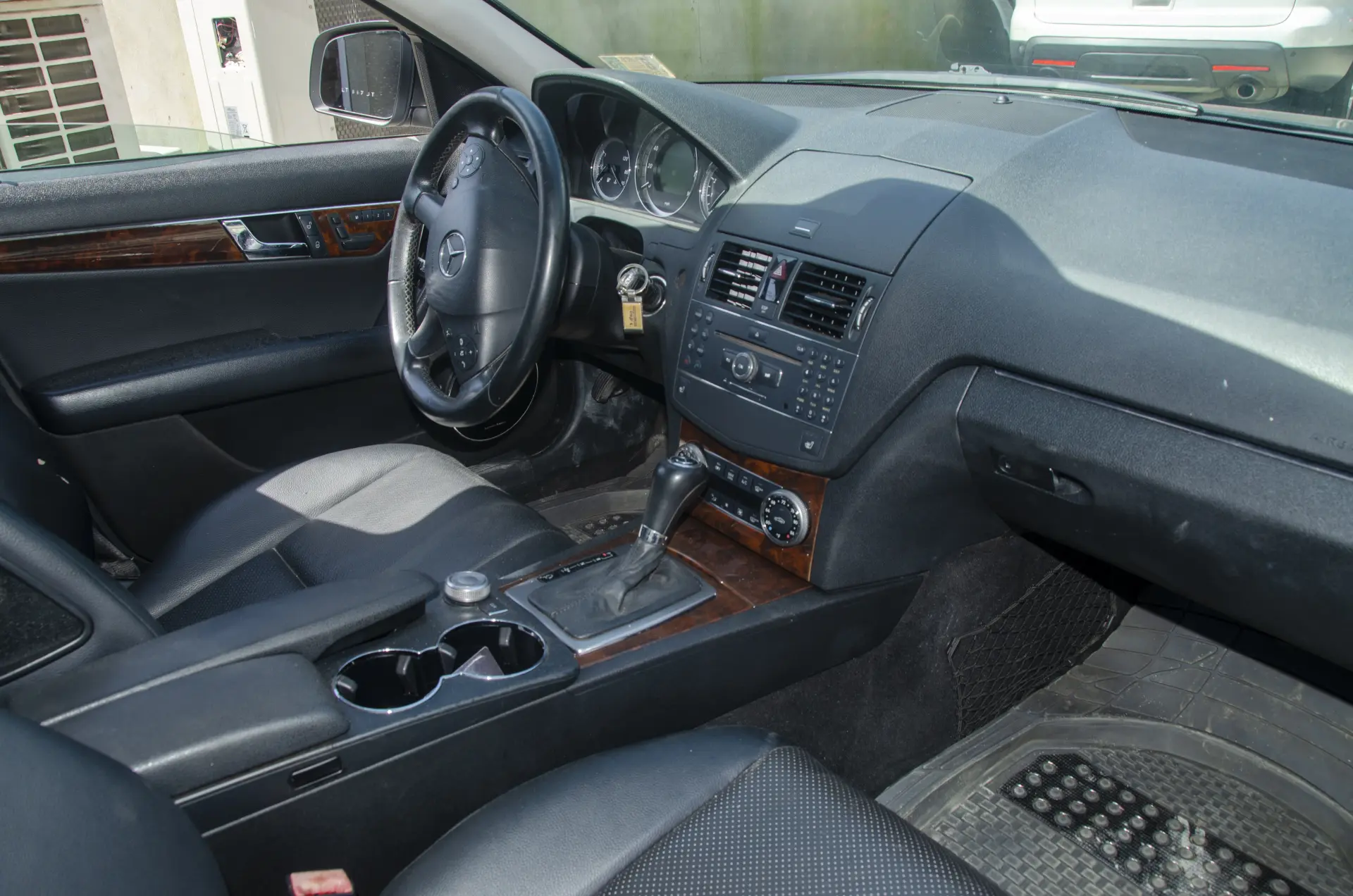 Mercedes-Benz C300 4MATIC (BLACK) — Photo 8