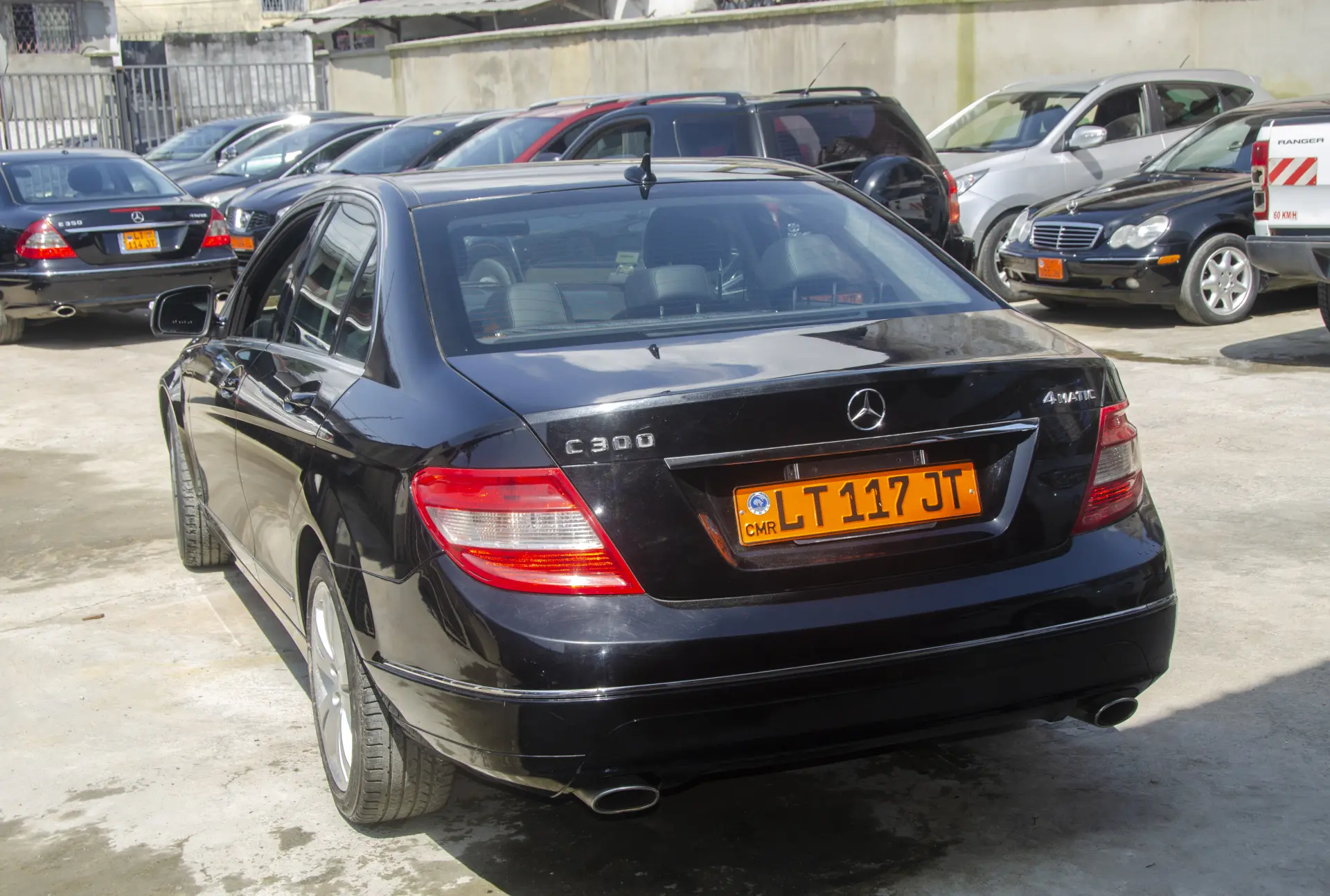 Mercedes-Benz C300 4MATIC (BLACK) — Photo 3