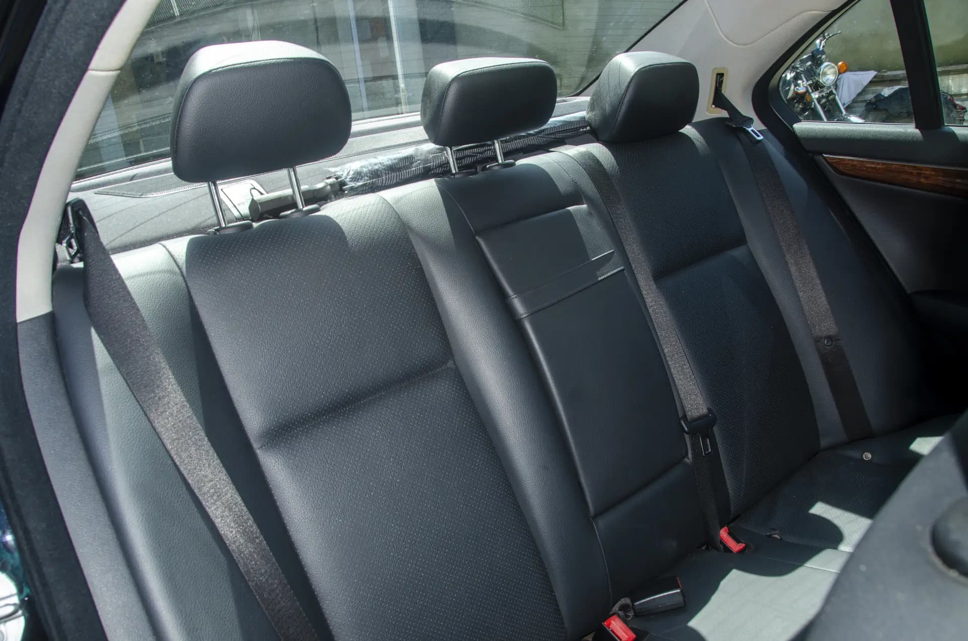 Mercedes-Benz C300 4MATIC (BLACK) — Photo 4