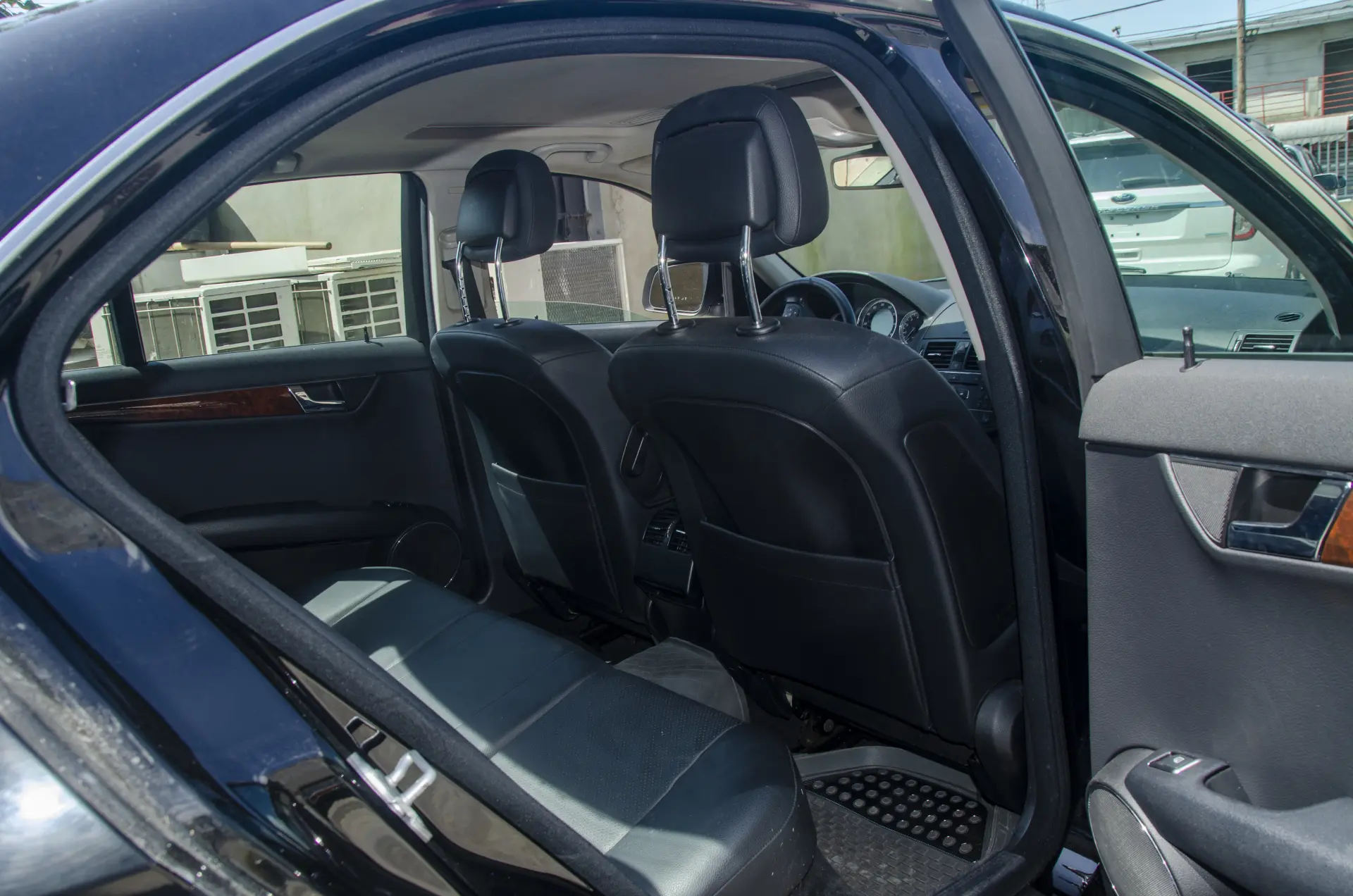 Mercedes-Benz C300 4MATIC (BLACK) — Photo 5