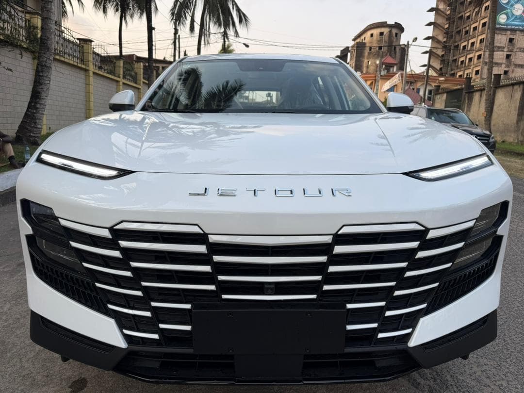 JETOUR Dashing White 2026 - vitrine 1