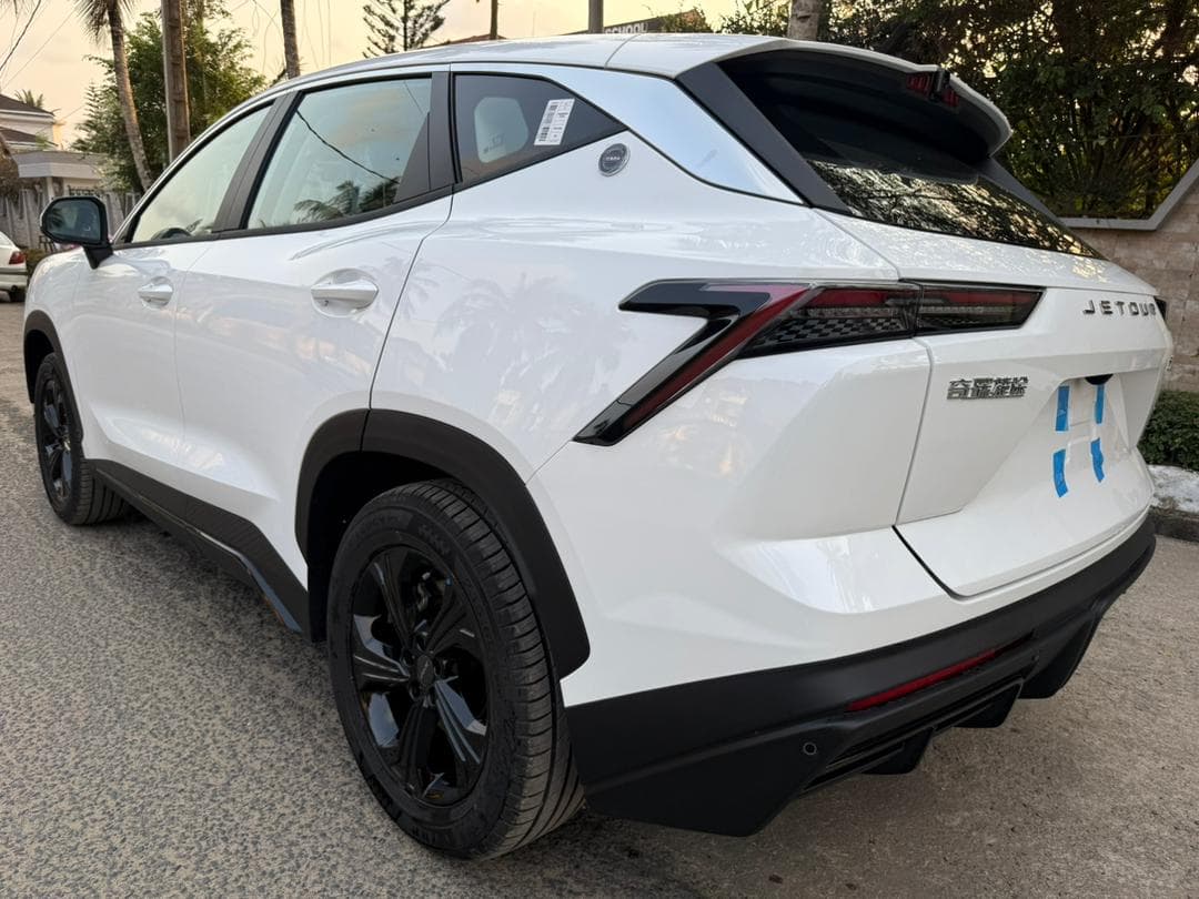 JETOUR Dashing White 2026 - vitrine 2