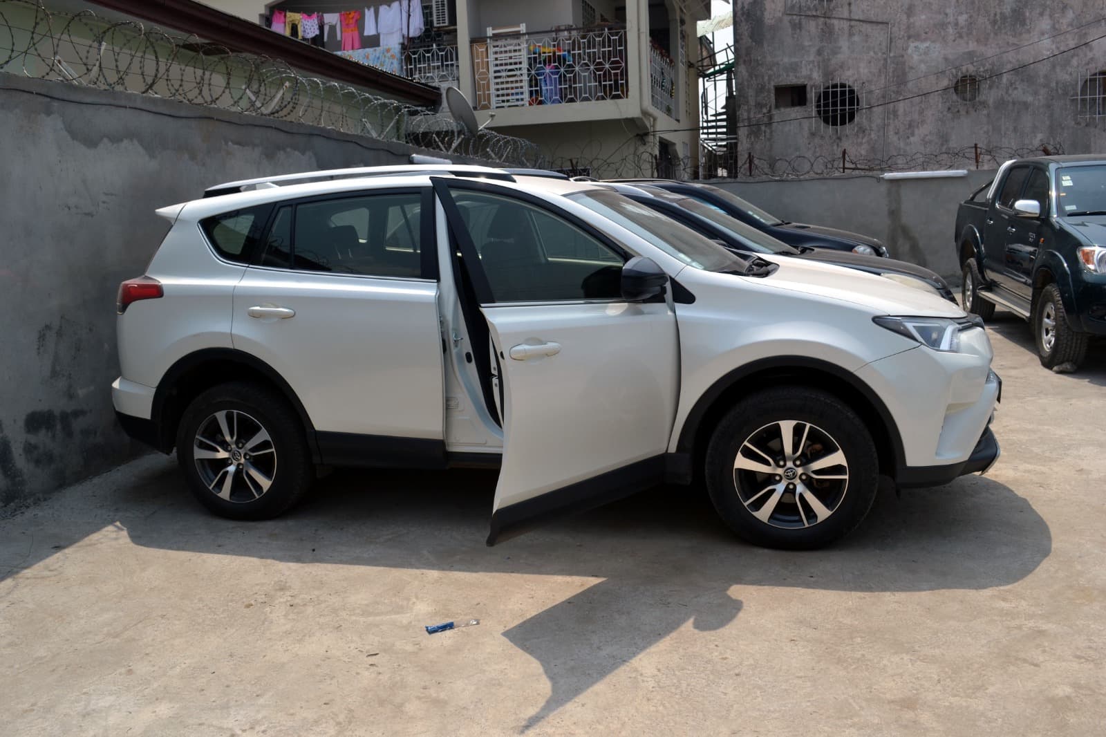 TOYOTA RAV4 4WD — Photo 2